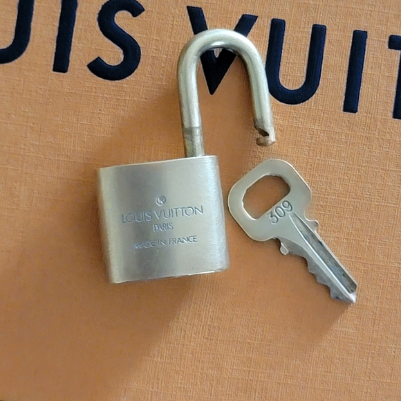 Authentic Louis Vuitton Key and Lock #309🔒🔑 - Picture 4 of 5